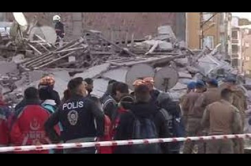 Malatya'da bina çöktü