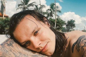 Survivor sunucusu Murat Ceylan'dan üstsüz poz! 
