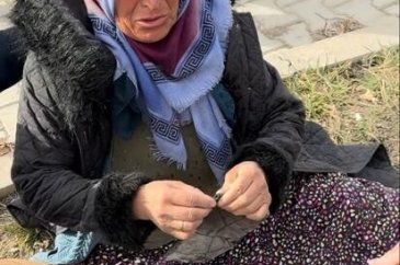 Enkazdaki altınları bulunan kadın Sevinçten bayıldı
