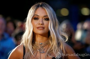 Şarkıcı Rita Ora dekoltesinin her detayını paylaştı