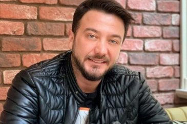 Oyuncu Onur Büyüktopçu yeni tarzıyla dikkat çekti
