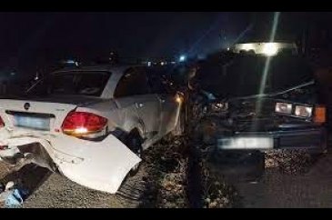 kenara çekilen araca, otomobil çarptı: 1 yaralı