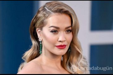 Şarkıcı Rita Ora göğüs dekoltesiyle kendine hayran bıraktı