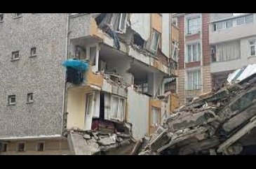 Yıkımı yapılan bina yan binanın üzerine çöktü!