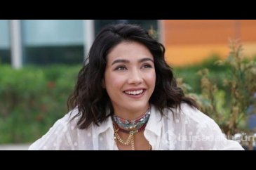 Güzel oyuncu Aybüke Pusat'tan minili pozlar