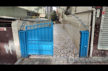 Bir apartmanın demir bahçe kapısı üçüncü kez çalındı