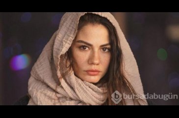 Başarılı oyuncu Demet Özdemir göğüs dekoltesiyle sınırları zorladı!
