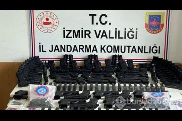 Depoya baskında 64 ruhsatsız tabanca ele geçirildi