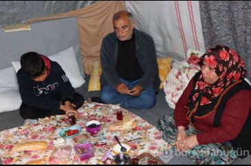Depremzedeler ramazanın ilk sahuruna kalktı
