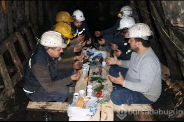 Madenciler yerin altında ilk sahurunu yaptı
