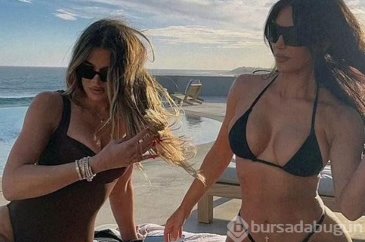 Kim Kardashian ve Khloe Kardashian şezlongta birbirlerinin üstünde ...