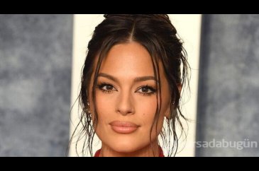 Büyük beden modeli Ashley Graham transparan elbisesiyle poz verdi