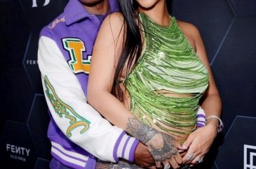 Rihanna'nın başı hayranıyla dertte