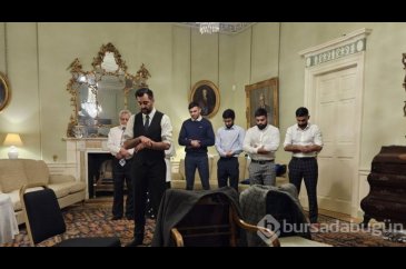 Resmi konuttaki ilk gününde namaz kıldırdı