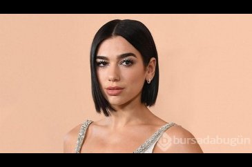 İngiliz şarkıcı Dua Lipa göğüs dekoltesiyle mest etti