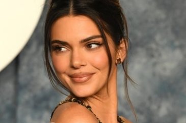 Kendall Jenner'in yatak pozundaki detay dikkat çekti