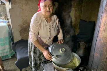 Görmüyor ama rengarenk çoraplar örüyor
