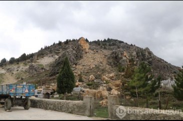 Deprem felaketi mezarları da yıktı
