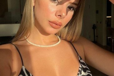 TikTok fenomeni Merve Yalçın dekolteli pozları ile mest etti!