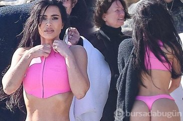 Havanın soğukluğunu aldırmayan Kim Kardashian pembe bikinisiyle poz...