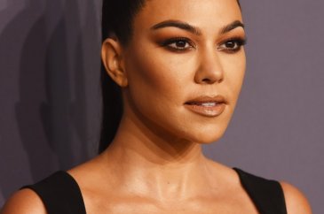 Kourtney Kardashian küvet'in etrafını yemekle donattı! 