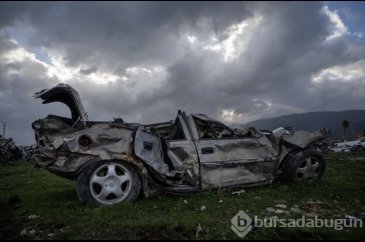 "Araba mezarlığı" depremin açtığı felaketi gözler önüne seriyor
