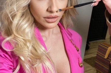 Güzel şarkıcı hadise son pozunu küvette verdi