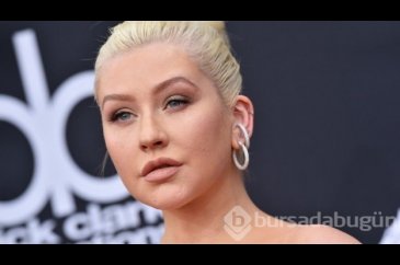 Christina Aguilera'nın göğüsleri elbiseden taştı