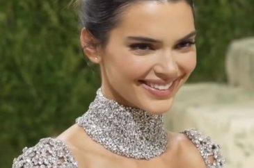 Ünlü model Kendall Jenner bu sefer atletini kaldırıp poz verdi