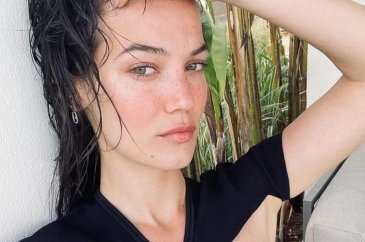 Güzel oyuncu Pınar Deniz'in göğüs dekolteli pozlarına yorum yağdı!