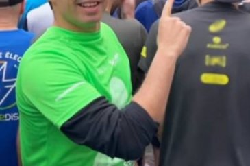 Paris'te depremzedeler için maratona katıldı