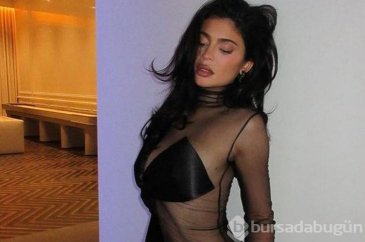 Kylie Jenner 36,5 milyon dolarlık evinin bahçesinde küçük bikinisiy...