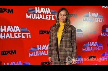 Oyuncu Pınar Altuğ mini kombini ile olay oldu