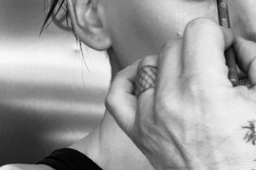 Güzel oyuncu Serenay Sarıkaya simsiyah pozlar verdi