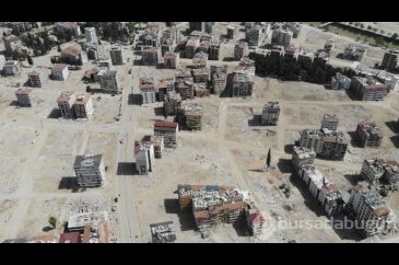 Enkaza dönen Hatay'da binalardan boşalan alanlar adeta meydanlar ol...