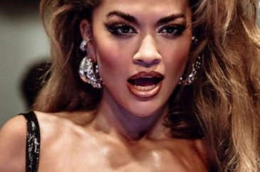 İngiliz şarkıcı Rita Ora derin göğüs dekoltesiyle baş döndürdü!