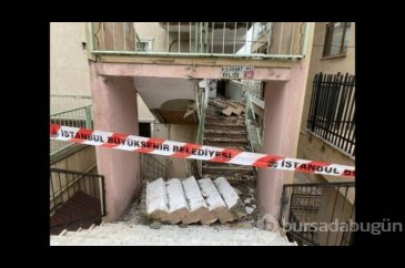 4 katlı binanın merdivenleri çöktü