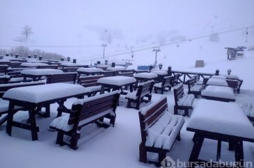 Nisan ayının ortasında Uludağ'a yağan kar yüzleri güldürdü