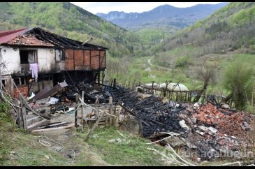 3 ev yandı, 1 kişi yaralandı; kundaklama iddiası