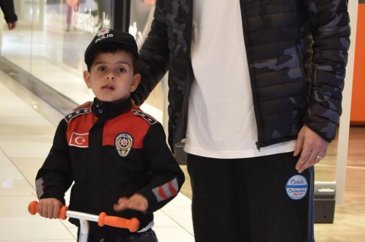 Sarp Apak'ın polis üniforması giyen oğlu Güney herkesin ilgi odağı ...