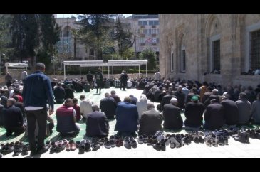 Bursa'da ramazan ayının son cuması Ulucami doldu taştı