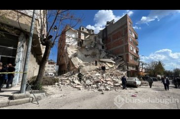 Kilis'te 4 katlı ağır hasarlı bina çöktü!
