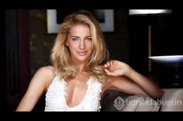 Ünlü sunucu Burcu Esmersoy stil önerisi verirken sütyenini çıkardı!...