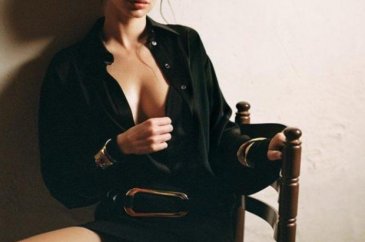 Dünyanın en seksi kadını seçilen Emrata düğmelerini sonuna kadar aç...