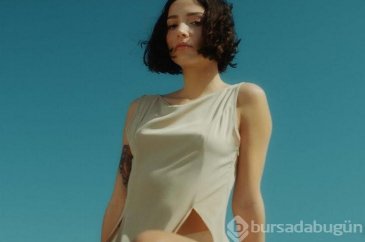 Şarkıcı Zeynep Bastık açık havayı görünce bikinisini giyip güneşlendi!