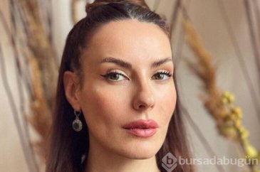 Güzel oyuncu Zeynep Koltuk göğüs dekolteli pozlarıyla beğeni butonu...