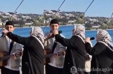 Sokak müzisyeni şarkı söylerken yanına geldi mikrofonu kendisine çe...