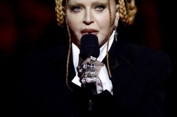 Madonna kendisinden 35 yaş küçük sevgilisiyle mutluluk pozları verdi