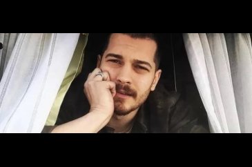 Oyuncu Çağatay Ulusoy'un gala tarzı beğenilmedi! 