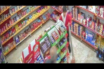 13 yaşındaki çocuğu palayla kovaladı, markettekiler kurtardı